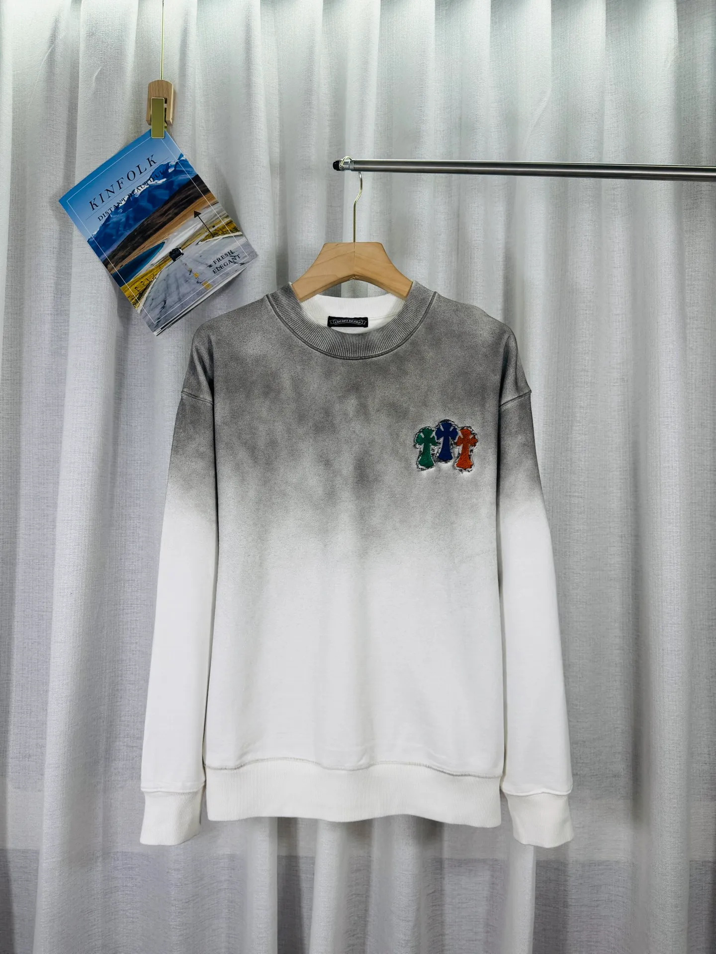 P270 top version, real shot without P, ​​different from market currency) 𝗖𝗵𝗿𝗼𝗺𝗲 𝗛𝗲𝗮𝗿𝘁𝘀/Cro Heart 2025 washed patch embroidery autumn and winter new original single counter American laser burnt 3D three-dimensional color embroidered couple casual sweatshirt 👑The highest version! Customized fabric 430g tripe terry fabric! American acid-washed and distressed original fabric laser burnt ✟appliqué embroidery and exquisite embroidery of letters! The best-selling model in the counter, very comfortable to wear. Accessories: original molded and authenticated collar label➕100% silk wash label. Genuine purchase-grade original hangtag➕matching hanging rope➕3D hanging beads➕original packaging bag. Craftsmanship: The original version has consistent wiring! The highest version of the armhole matching technique! Color: White Black Size: S M L XL Style No.: 9324